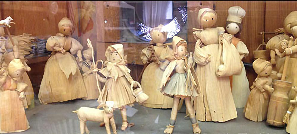 Hero for the cornhusk doll page. Various cornhusk dolls are displayed.